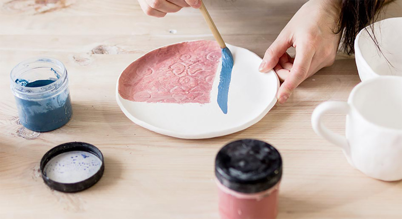 Pintando plato de cerámica